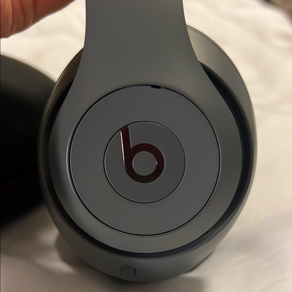 Beats by Dre Studio3 Over-Ear Headphones - Gray - Picture 2 of 9